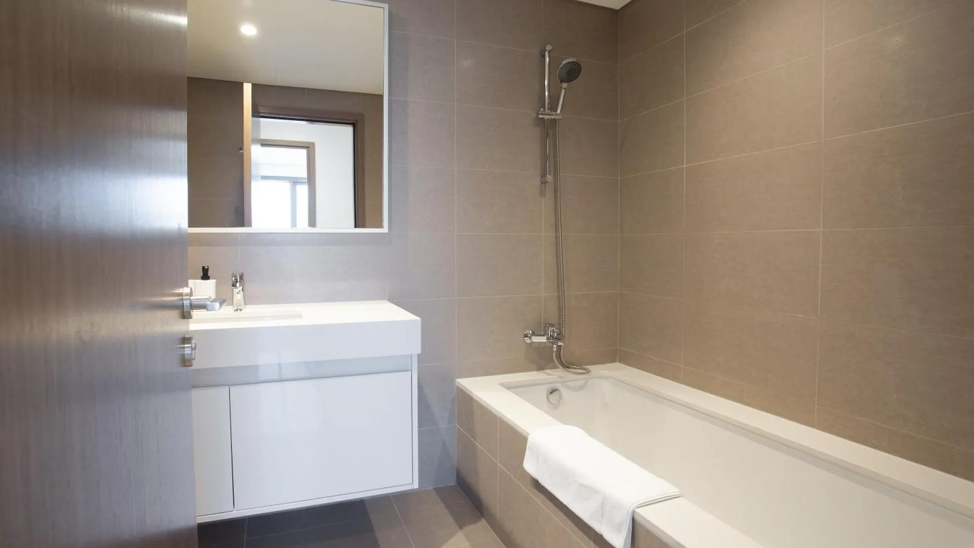 Prime Downtown Location 2Br Apt Burj Royale Dubai Apartment