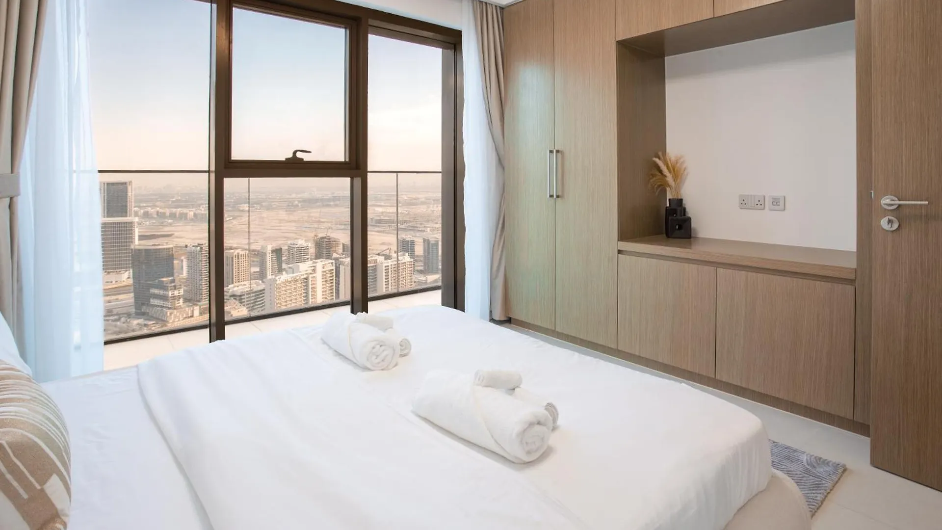 Prime Downtown Location 2Br Apt Burj Royale Dubai
